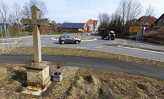 Auch das Kreuz am Nieheimer Kreisel soll weg - die Stadtverwaltung hat ein entsprechendes Schreiben bekommen. Das Kreuz war erst im Sommer 2017 im Zuge des Kreiselbaus, von einem Fachmann restauriert und versetzt worden. In Abstimmung und Einvernehmen mit dem Landesbetrieb Straßen NRW und dem Landschaftschaftverband Westfalen-Lippe. Es wird von Anwohnern gepflegt. - David Schellenberg