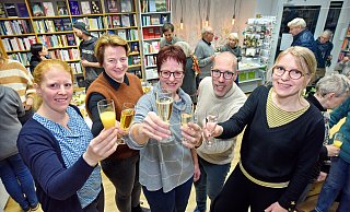 Merle Lemcke, Frauke Kaptain, Greta Wüppen, Frank Gleiche und Silke Horn feiern die Wiedereröffnung. Die Chefin, Christiane Lemcke, konnte krankheitsbedingt nicht dabei sein. Foto: Barbara Franke - Barbara Franke