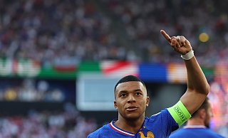 Frankreichs Kylian Mbappé ist derzeit mit seiner Mannschaft in Bad Lippspringe untergebracht. Ein Ausflug führte ihn nun nach Paderborn. - Friso Gentsch/DPA