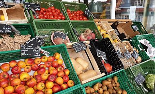 Laut Angaben des Bundes Ökologische Lebensmittelwirtschaft gaben 2021 die Menschen in Deutschland 15,87 Milliarden Euro für Bio-Lebensmittel und -Getränke aus. Hier ist die Auslage des Unverpacktsladen in Enger zu sehen. - Elena Ahler