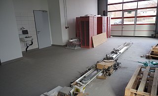In der Halle lagert immer noch Baumaterial. Doch geparkt werden darf davor schon nicht mehr. - Josef Köhne