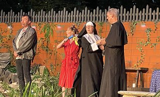 Günni (Thomas Leonard/l.) und Juwelendieb Uwe (Frank Meyer/r.) befinden sich im Kloster in den guten Händen der putzwütigen Pasti (Renate Malassa/2. v. l.) und der tief pessimistischen Schwester Käthe (Alexandra Ecke). - Ann-Britta Dohle