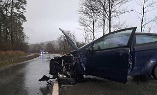 Drei Fahrzeuginsassen werden bei dem Unfall in Nieheim schwer verletzt. - Madita Schellenberg