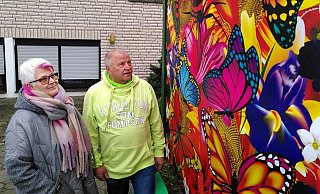 Gerda und Peter Müller bewundern Tag für Tag die Wand ihres Carports, die nun Bilder von bunten Blumen, Insekten und Vögeln zeigt. - Judith Gladow