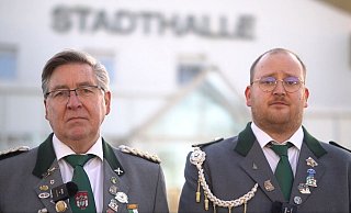 Die Planungen für das Schützenfest des Bürger-Schützenvereins von 1567 Brakel laufen laut Schützenoberst Karl-Heinz Neu (links) und Unteroffizier des 1. Zuges Dominik Noltensmeier bereits auf Hochtouren. - Schützenverein Brakel