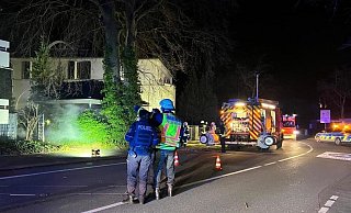 An der Parkstraße in Gütersloh griff ein Feuer an einer Mülltonne auf ein Carport und zwei Autos über. - NW