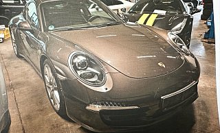 Diese Halle mit zahlreichen Porsche-Fahrzeugen ließ die Ermittlungskommission bei diesem Komplex in Köln durchsuchen. - Polizei Düsseldorf
