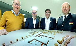 Präsentieren den Siegerentwurf für das neue Bevölkerungsschutzzentrum in Verl (v.l.): Preisgerichtsmitglied Helmut Kaltefleiter, Gewinner Bernd Paliga-Könneke, Kreiskämmerer Ingo Kleinebekel und Kreisbrandmeister Dietmar Holtkemper. - Andreas Frücht