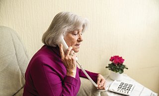 Eine Frau in Bünde wird von Betrügern angerufen und meint, die tatsächlich die Stimme ihrer Tochter zu hören. - maikgoering photography