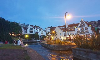 Das Paderquellgebiet in Paderborn an einem Samstagabend im Sommer ist gut besucht. Die Lautstärke stört aber die Anwohner. - Archivfoto: Lena Henning