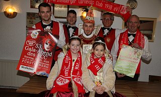 Die Kinderprinzessinnen Finja Scharfen und Laura Gumenjuk (vorne) freuen sich zusammen mit (hinten, v. l.) Josef Scheffler (2. Kassierer), Matthias Trush (Schriftführer), Prinz Janis Lange, Präsident Uwe Feddermann und dem Vorsitzenden Frank Reutter auf die Session. - Johannes Büttner