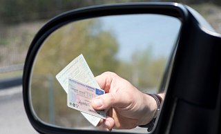 Der 45-Jährige konnte bei der Kontrolle in Espelkamp keinen Führerschein vorweisen. - Foto: Studio v-zwoelf - stock.adobe.com/Quelle: Polizei Minden-Lübbecke