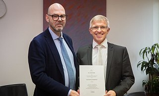 Die Urkundenverleihung im Landgericht. - Mike-Dennis Müller