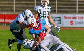 Die Defense der Bulldogs in Aktion: Zu zweit wird ein Spieler der Bonn Gamecocks gestoppt. - Andreas Zobe