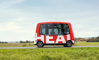 In Bad Birnbach sind solche selbstfahrende Busse schon im Einsatz. Ähnliche Fahrzege könnten ab 2024 in Herford fahren. - Deutsche Bahn AG / Lara Freiburger