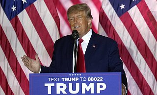 Der frühere US-Präsident Donald Trump will bei der Präsidentenwahl 2024 erneut für die Republikaner antreten. Das kündigte Trump am Dienstagabend (Ortszeit) bei einem Auftritt in seinem Anwesen Mar-a-Lago im Bundesstaat Florida an. - Rebecca Blackwell