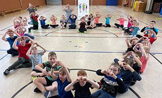 In der Turnhalle der Grundschule Dringenberg formen die Schüler der Klassen drei und vier Herzen. Damit wollen sie auf die Aktion "Skipping Hearts" aufmerksam machen. - Stefanie Diekmann