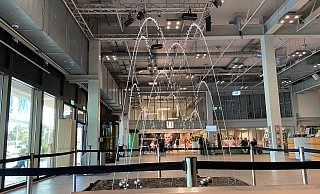 Der Seismische Brunnen zeigt Erdbebenwellen und Aktivitäten im Foyer des Museums. - Dana Stoll