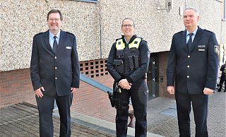 Jessica Dury (Mitte) mit Polizeidirektor Christian Brenski (l.) und Wachleiter Georg Arendes. Foto: Polizei - Polizei