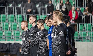 Die Spieler während der Schweigeminute. - Joel Beinke