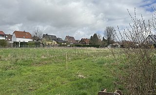 Am Ende der Stichstraße Endebutt in Westerenger liegt die zu bebauende Fläche eingebettet in eine bestehende Nachbarschaft. - Britta Bohnenkamp-Schmidt