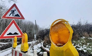 Ein Schild weist auf eine Baustelle an einer gesperrten Straße (hier eine Baustelle bei Vörden) hin. Immer mal wieder verschwinden die Schilder, Baken und Leuchten. - David Schellenberg