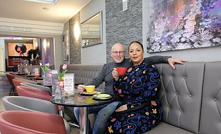 Ulli und Nadiya Schütte haben die Eisdiele "Pacini" schick gemacht. Das kultige Lübbecker Eiscafé hat eine neue Inneneinrichtung bekommen. - Heike von Schulz