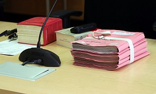 Zum Mordfall Jörg D. gibt es bereits einen großen Aktenstapel. Es ist ein komplizierter Fall mit zahlreichen Zeugen. - Symbolfoto: Wolfgang Rudolf