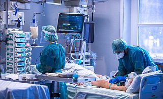 Die Zahl der schweren Covid-Fälle ist in den Krankenhäusern in OWL derzeit relativ gering, wenige Patienten müssen auf die Intensivstationen. Doch die Tendenz ist negativ, angesichts stark gestiegener Infektionszahlen befürchten Mediziner wieder einen Anstieg der schwereren Verläufe. - picture alliance/dpa/dpa-Zentralbild