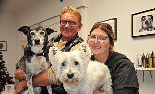 Hans-Joachim Neumann mit Hunde-Oma Lara und Eliza Ciurkot mit West Highland White Terrier Lucky. - Frank Jasper