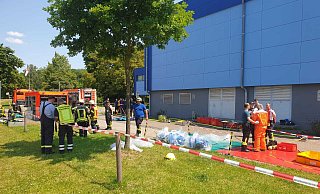 Die Holzmindener Feuerwehr rückte mit 23 Einsatzkräften zum Freibad an. - Feuerwehr Holzminden