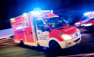 Ein Autofahrer aus Bielefeld musste schwer verletzt in ein Krankenhaus transportiert werden. - Verwendung weltweit
