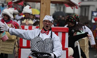 Helau! Als jecker Eisverkäufer lässt man sich von etwas Regen die Stimmung nicht verderben. - Torsten Wegener