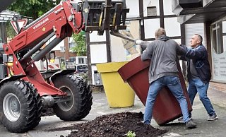 Am Sonntag wurden die Kübel in Harsewinkel mit vereinter Hilfe wieder aufgerichtet. - Robert Becker