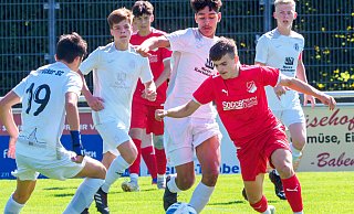 Die gegnerischen Spieler aus Delbrück schienen ständig in Überzahl zu sein, wie es in dieser Szene Theesens Benjamin Govori (r.) erlebt. - Andreas Zobe