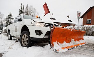 In Bielefeld räumt ein Fahrzeug vom Winterdienst die Straßen vom Schnee frei. - Friso Gentsch