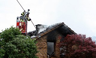Die Feuerwehr öffnete die Dachhaut des Wohnhauses in Vinsebeck. - Uwe Müller