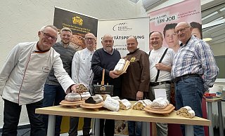 Die Stollen sind geprüft: Prüfer Michael Isensee (v. l.), Alexander Schmidt und stellertretender Obermeister Arno Simon, Heinz Vollmer, Jörg Schuster, Mathias Berg und Ehrenobermeister Hermann Oltersdorf. - Kreishandwerkerschaft Wittekindsland
