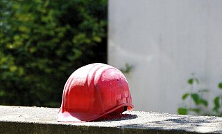 Ein Bauarbeiter ist nach einem Unglück in Bad Wünnenberg gestorben. - Symbolbild: Pixabay