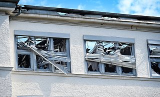 Am Tag nach dem Brand ist das Gebäude nur noch eine Ruine. Fenster sind geplatzt, die Innenräume ausgebrannt, die Jalousien geschmolzen. - BARBARA FRANKE