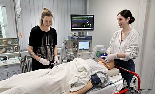 Die Medizin-Studentinnen Janine Hus und Nina Lendl bereiten den "Patienten" auf eine Operation vor. Auf Nachfragen antwortet die lebensechte Puppe. - Frank-Michael Kiel-Steinkamp