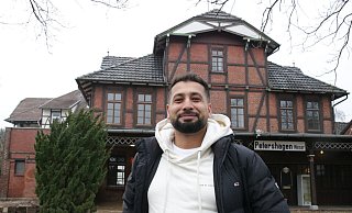 Ziar Niazy hat den Alten Bahnhof in Petershagen übernommen. - Claudia Hyna