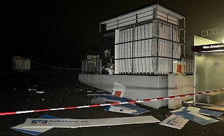 Ein gesprengter Geldautomat in Melle im Landkreis Osnabrück. Im Rahmen einer Großfahndung der Polizei und einer rasanten Verfolgungsjagd wurde das Fluchtauto mit einem Nagelbrett gestoppt. - DPA