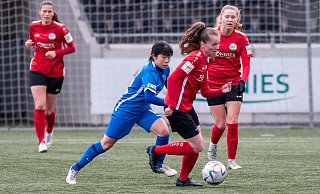 Die Zweitligafrauen des FSV Gütersloh (in rot) testeten gegen Bundesligist SV Meppen und brachten die Gäste in der ersten Halbzeit häufig in Verlegenheit. - Dennis Seelige