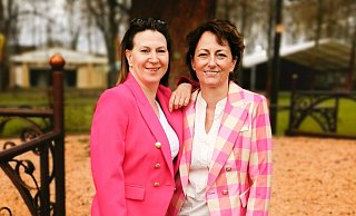 Schützenkönigin Nicole Paul (l.) und Zeremonienmeisterin Anne Voss. - PBSV