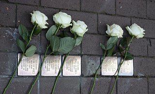 Auch im vergangenen Jahr wurden die Stolpersteine – hier für Max und Adele Spanier sowie für Helene, Jonas und Ludwig Lehmann de Vries – geputzt. An jedem Stolperstein wurde eine Rose niedergelegt. - Britta Bohnenkamp-Schmidt