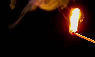 Unbekannte haben 16 Feuer in Bielefeld gelegt. Die Polizei ermittelt. - Symbolfoto