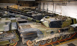 Leopard-Panzer vom Typ Leopard 1 A5 aus dänischen Beständen stehen in Flensburg in einer Produktionshalle. - picture alliance / dpa