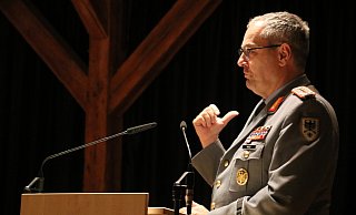 General Alfons Mais spricht im Preußenmuseum über die Zukunft der Bundeswehr. - Henning Wandel