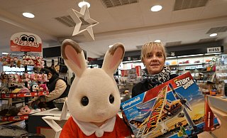 Weihnachtsgeschäft unter einem guten Stern: Antje Beverungen vom Haushaltswarengeschäft Larusch in Höxter freute sich besonders in der letzten Woche vor dem Fest über zahlreiche Kunden. - Thomas Kube